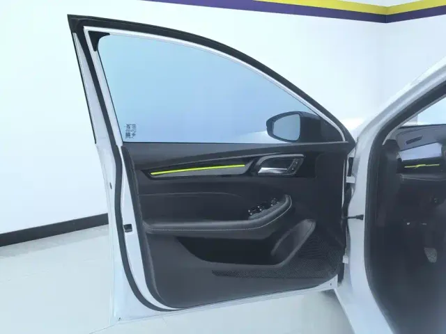 Roewe i5 — Фото автомобиля 7