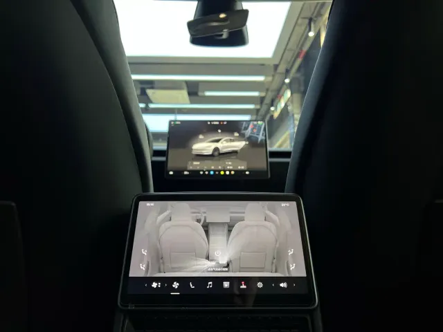 Tesla Model 3 — Фото автомобиля 10