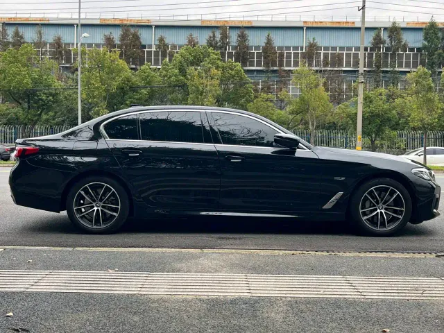 BMW 5 Series — Фото автомобиля 4