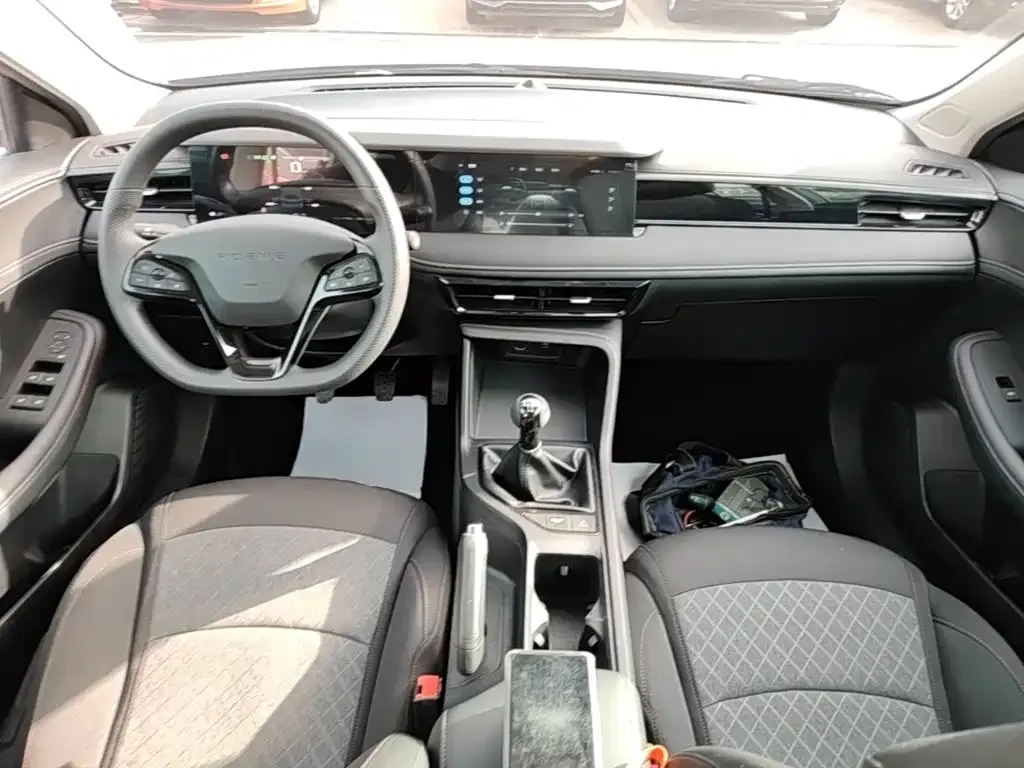 Roewe Roewe i5 2023 1.5L Manual Comfort Edition — Фото автомобиля 9