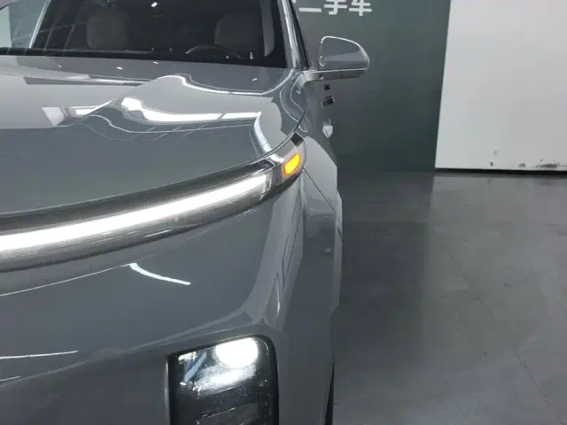 Li Auto L8 — Фото автомобиля 5