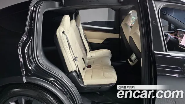 Tesla Model X — Фото автомобиля 12