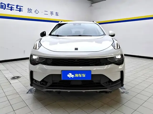 Lynk & Co 01 — Фото автомобиля 2