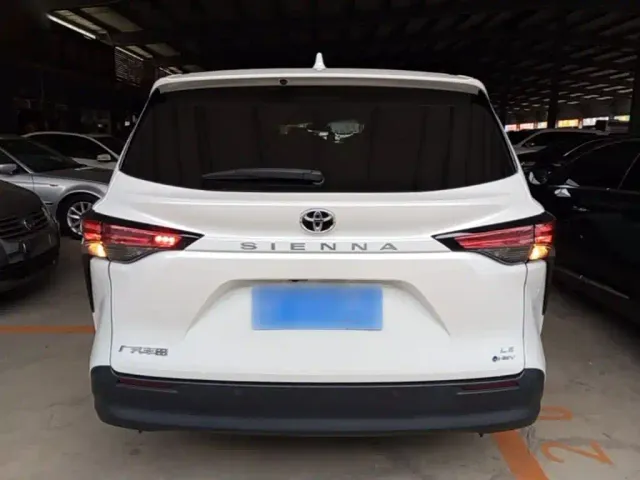 Toyota Sienna — Фото автомобиля 5