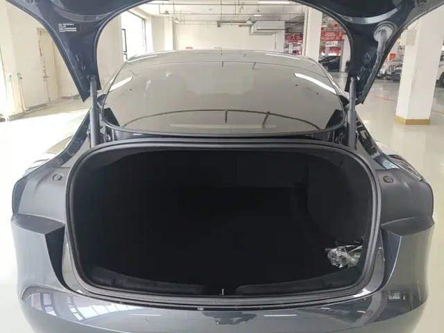 Tesla Model 3 — Фото автомобиля 18