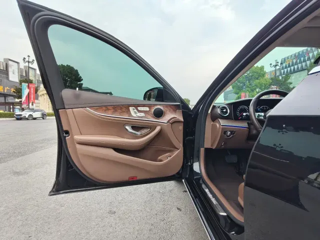 Mercedes-Benz E-Class — Фото автомобиля 12