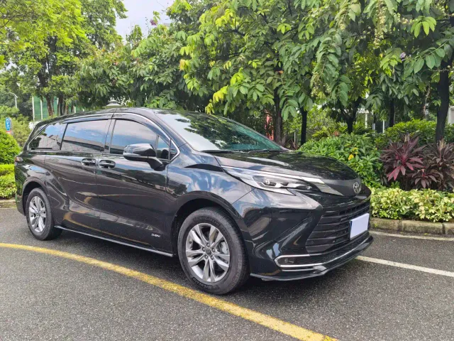 Toyota Sienna — Фото автомобиля 3