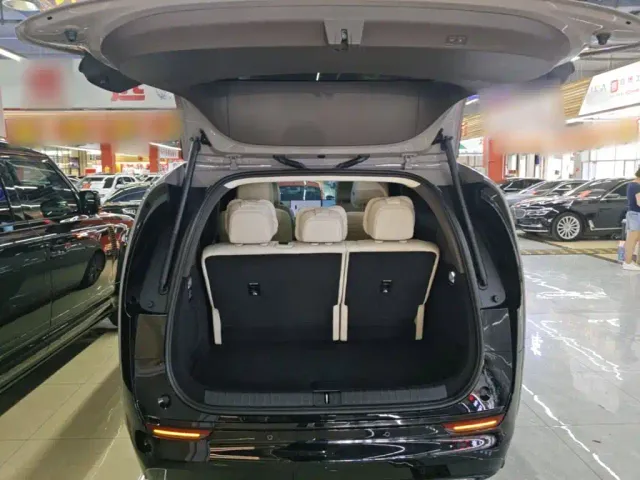 Li Auto MEGA — Фото автомобиля 18
