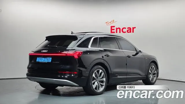 Audi e-tron — Фото автомобиля 2