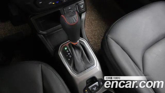 Jeep Renegade — Фото автомобиля 9