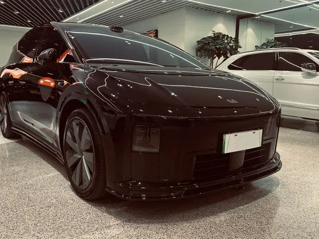 Li Auto i8 — Фото автомобиля 3