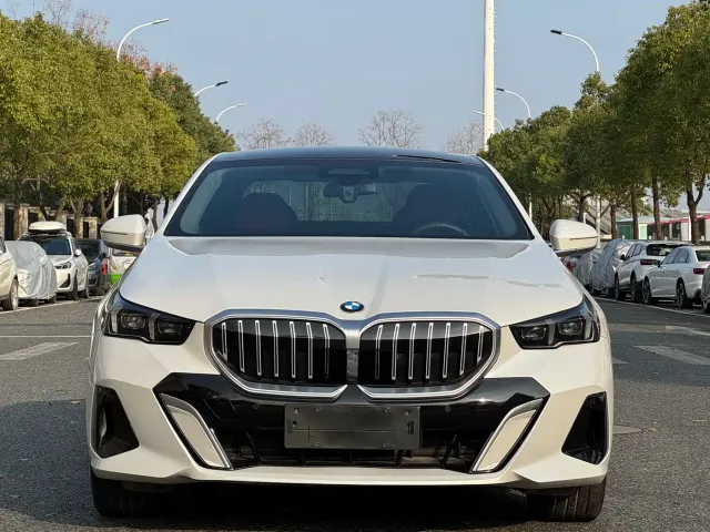 BMW 5 Series — Фото автомобиля 2