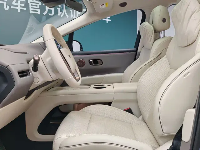 Li Auto i8 — Фото автомобиля 18