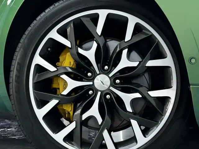Aston Martin DBX — Фото автомобиля 8