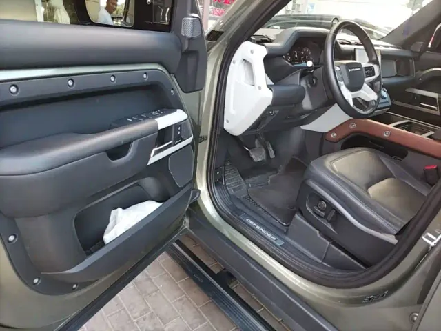 Land Rover Defender — Фото автомобиля 15