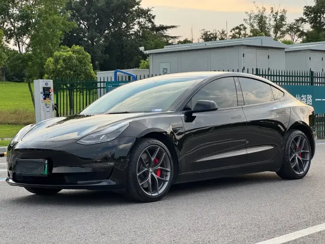 Фотография автомобиля — Tesla Model 3
