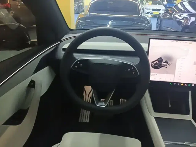 Tesla Model Y L — Фото автомобиля 10