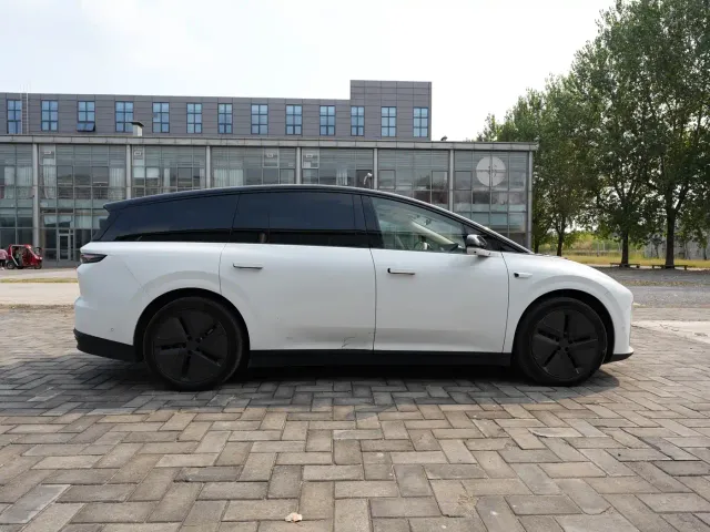 Li Auto i8 — Фото автомобиля 4
