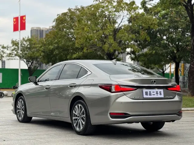 Lexus ES — Фото автомобиля 6