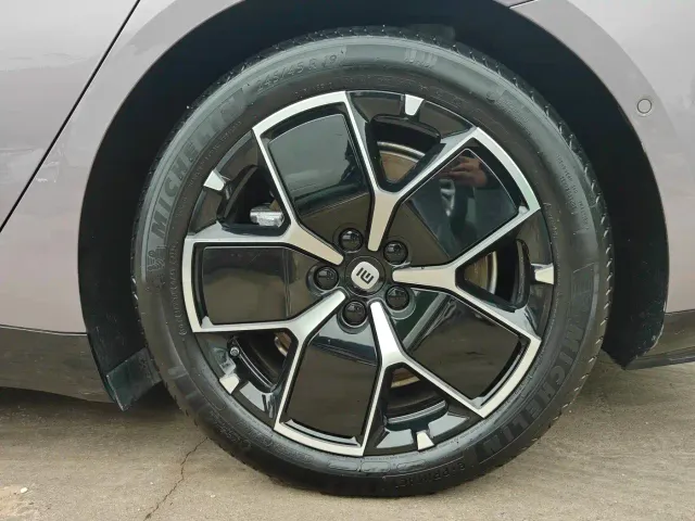 Xiaomi SU7 — Фото автомобиля 8