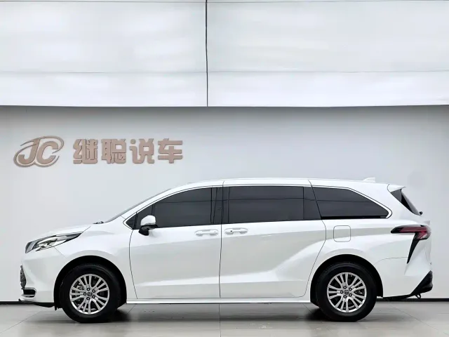 Toyota Sienna — Фото автомобиля 4