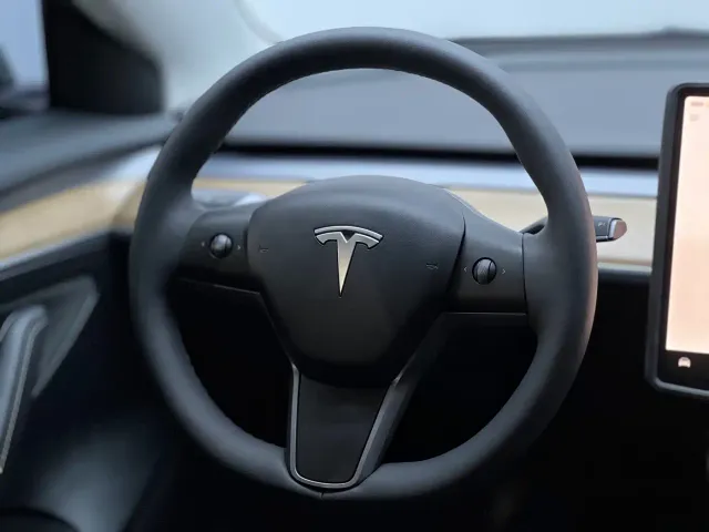 Tesla Model 3 — Фото автомобиля 8