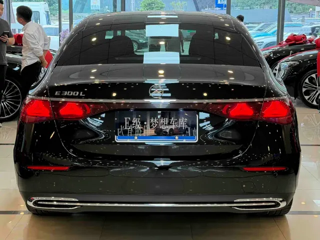 Mercedes-Benz E-Class — Фото автомобиля 4
