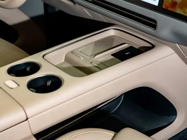 Li Auto i8 — Фото автомобиля 20