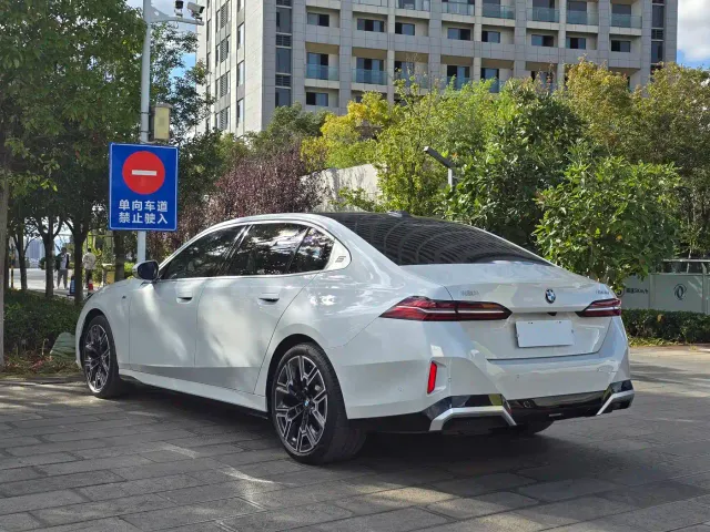 BMW 5 Series — Фото автомобиля 6