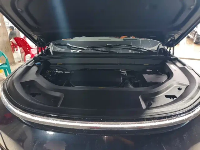 Li Auto L8 — Фото автомобиля 19