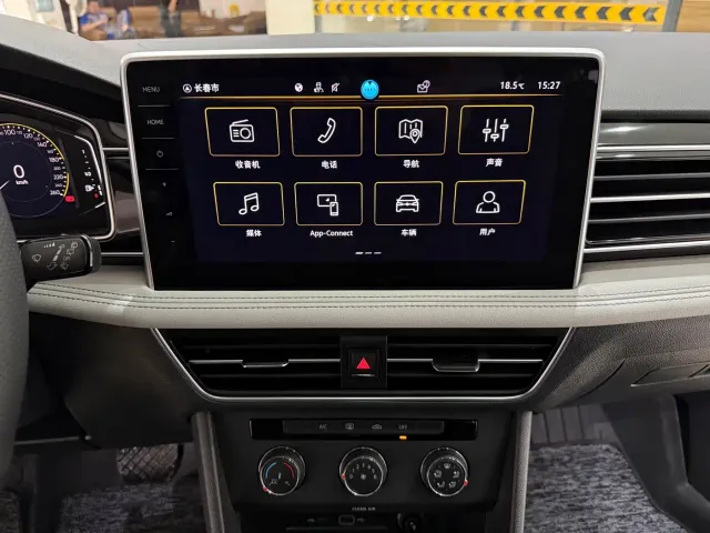 Volkswagen Tiguan L — Фото автомобиля 14