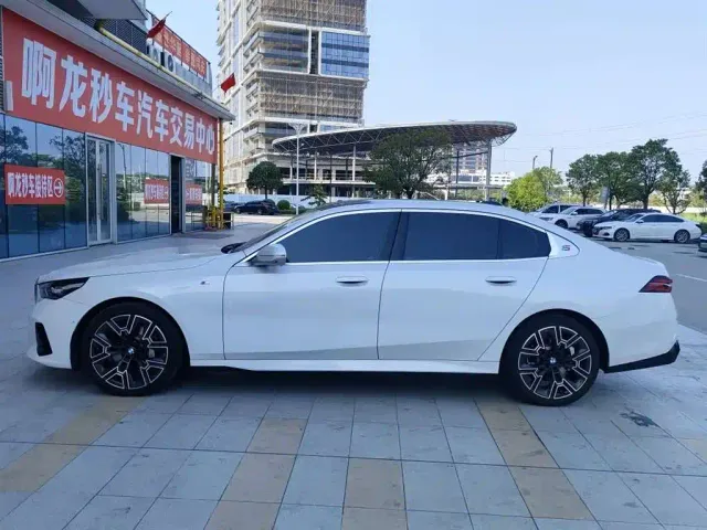 BMW 5 Series — Фото автомобиля 3