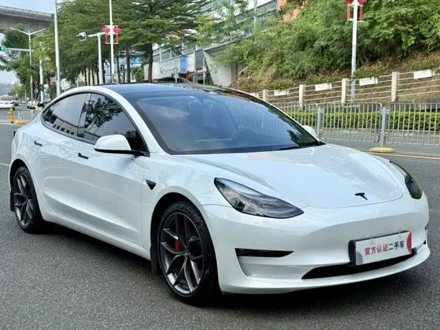 Tesla Model 3 — Фото автомобиля 9