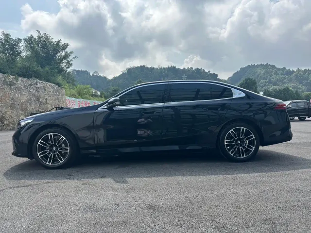 BMW 5 Series — Фото автомобиля 10