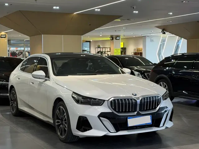 BMW 5 Series — Фото автомобиля 3