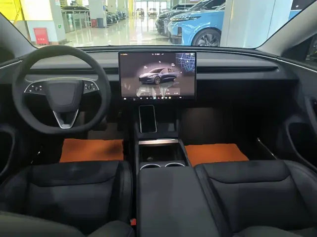 Tesla Model 3 — Фото автомобиля 9