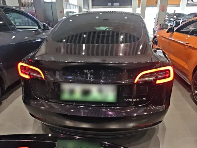 Tesla Model 3 — Фото автомобиля 5