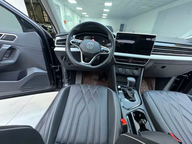Volkswagen Tiguan L — Фото автомобиля 14
