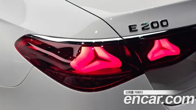 Mercedes-Benz E-Class — Фото автомобиля 23