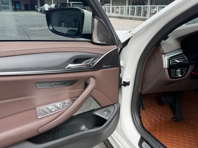 BMW 5 Series — Фото автомобиля 4