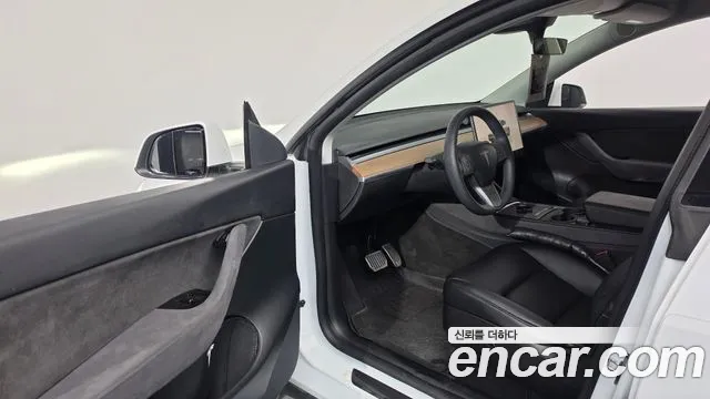 Tesla Model Y — Фото автомобиля 8