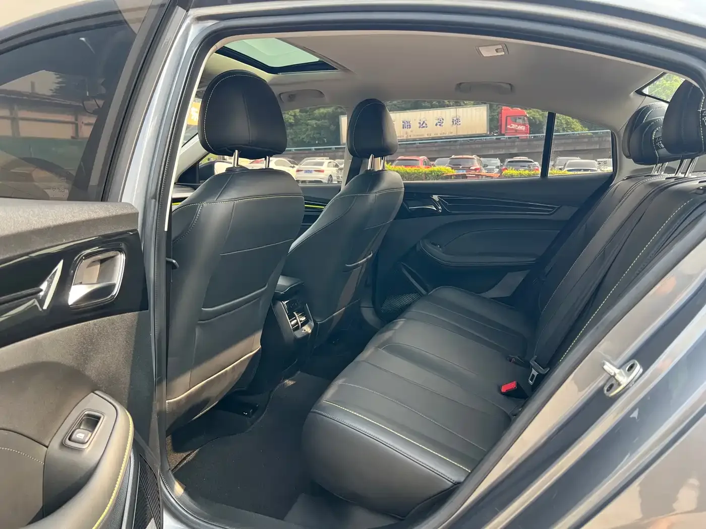 Roewe Roewe i5 2021 1.5L CVT Diamond Edition — Фото автомобиля 11