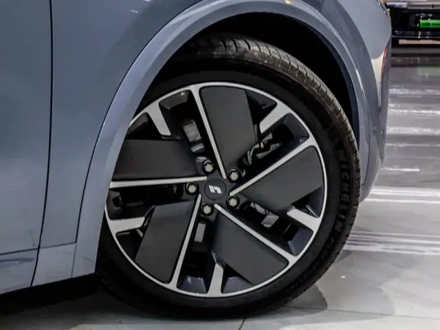 Li Auto L8 — Фото автомобиля 8