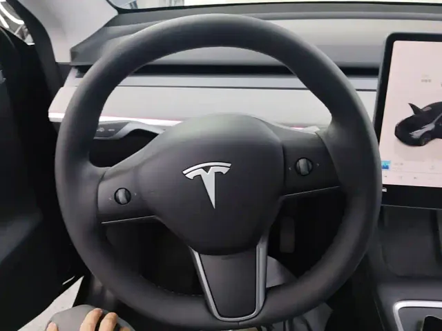 Tesla Model Y — Фото автомобиля 10