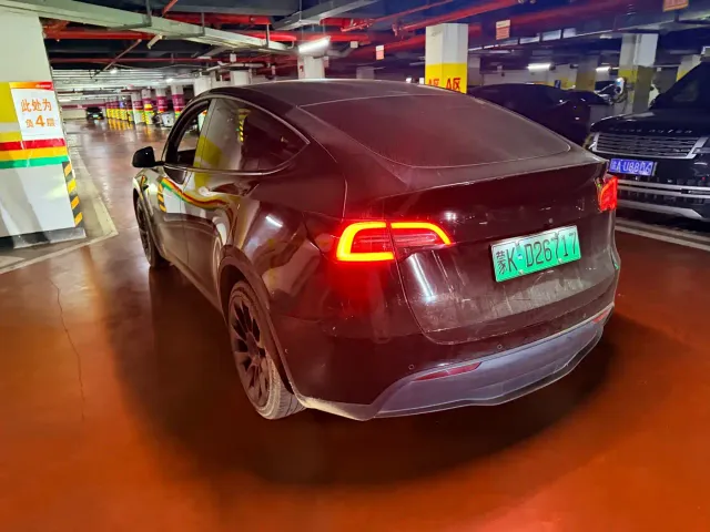 Tesla Model Y — Фото автомобиля 9