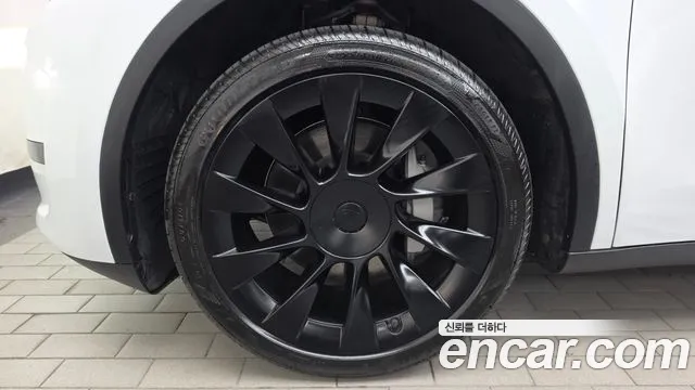 Tesla Model Y — Фото автомобиля 5