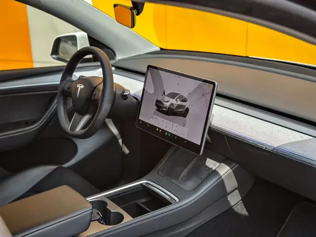 Tesla Model Y — Фото автомобиля 9