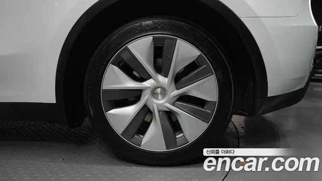 Tesla Model Y — Фото автомобиля 5