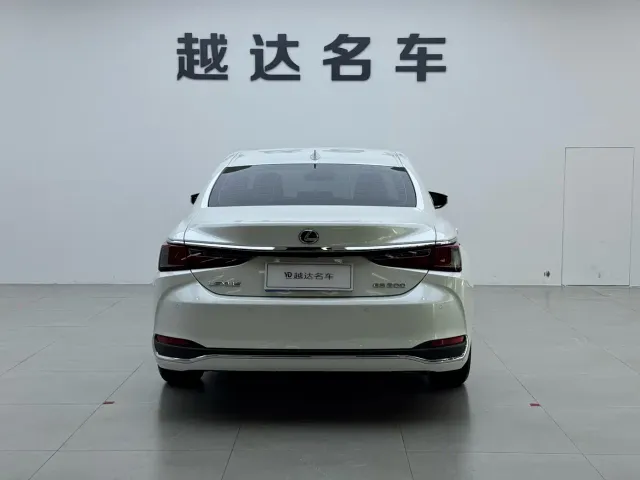 Lexus ES — Фото автомобиля 18