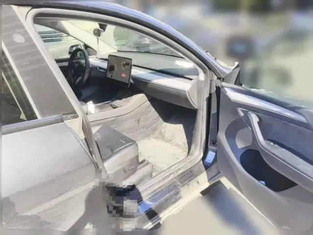 Tesla Model Y — Фото автомобиля 12